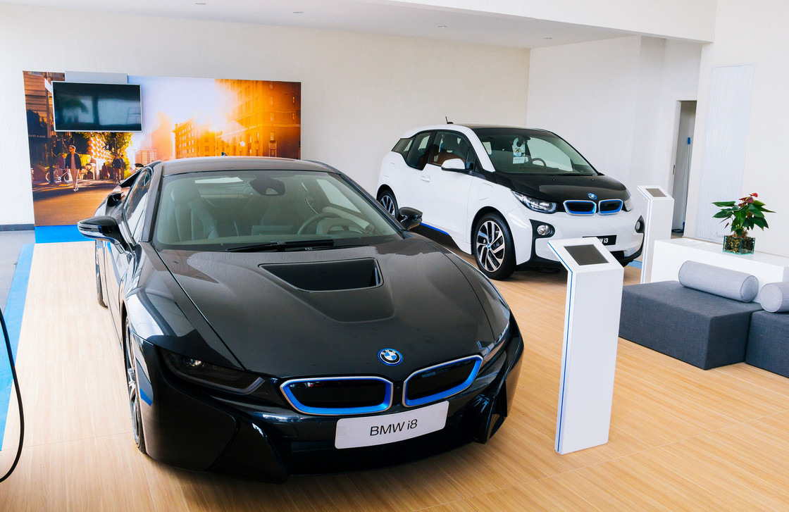 Почему bmw. BMW i8 Black Garage. BMW i8 черного цвета. BMW i8 Black & White. BMW i8 Black из Германии.