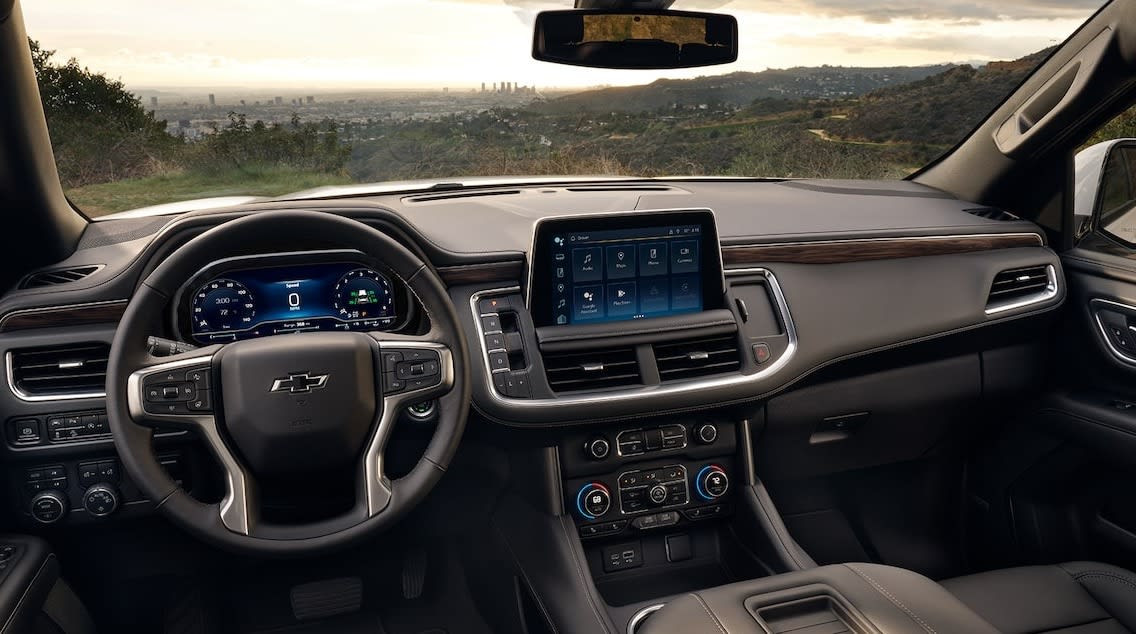 El interior luce moderno y sofisticado y está equipado con comodidades de primer nivel.