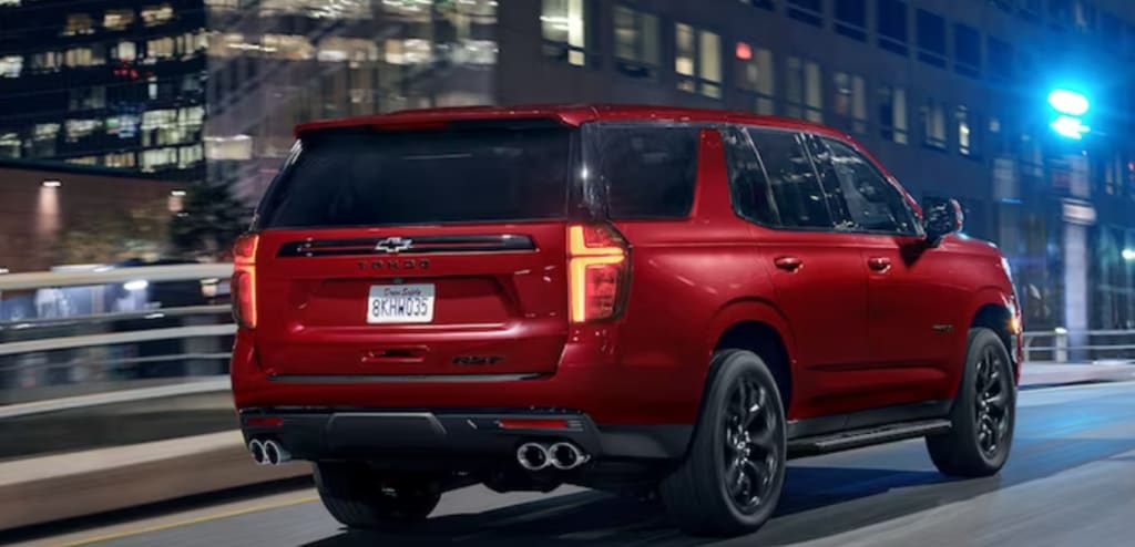 La parte trasera del Tahoe tiene una apariencia sólida y elegante con faros LED y un portón de gran tamaño que, en algunas versiones, tiene la función “manos libres”.