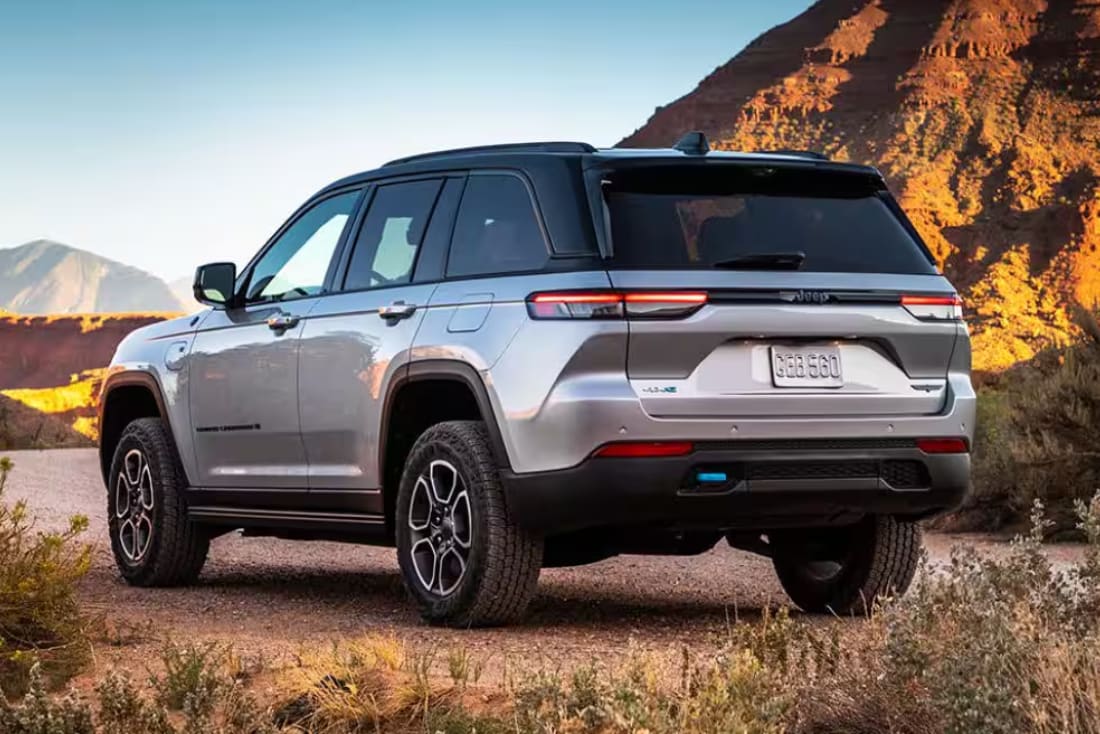 2025-jeep-grand-cherokee-exterior-rear