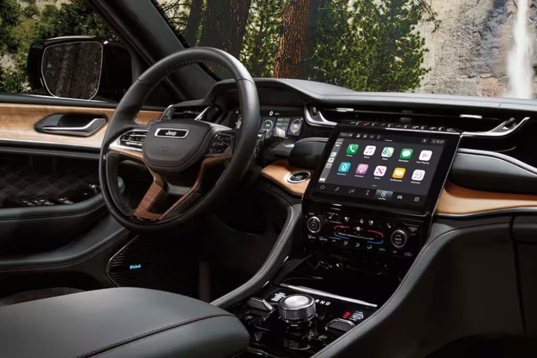 2025-jeep-grand-cherokee-interior-tech