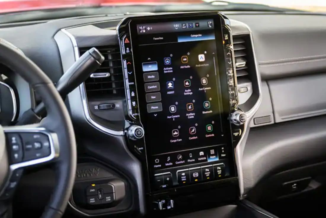2025-ram-2500-interior-tech
