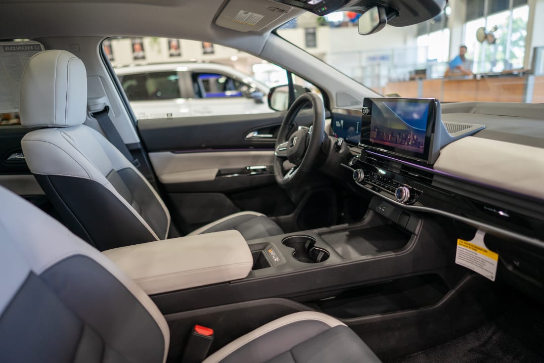 2025-honda-prologue-elite-interior-infotainment