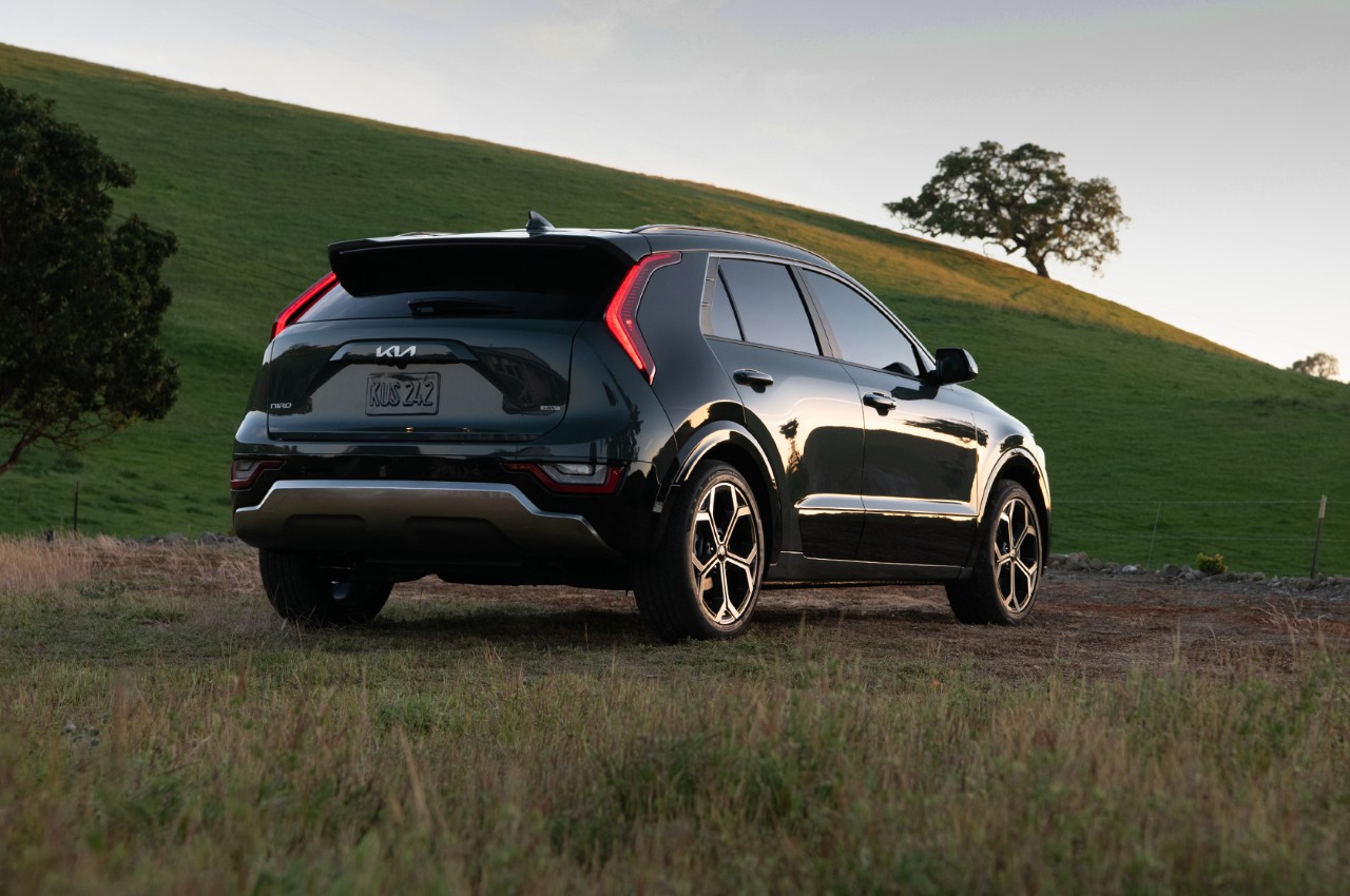 Tappetini Gomma MTM Per Kia Niro HEV Hybrid (07.2022-) - Vaschetta 3D Con Bordi Rialzati