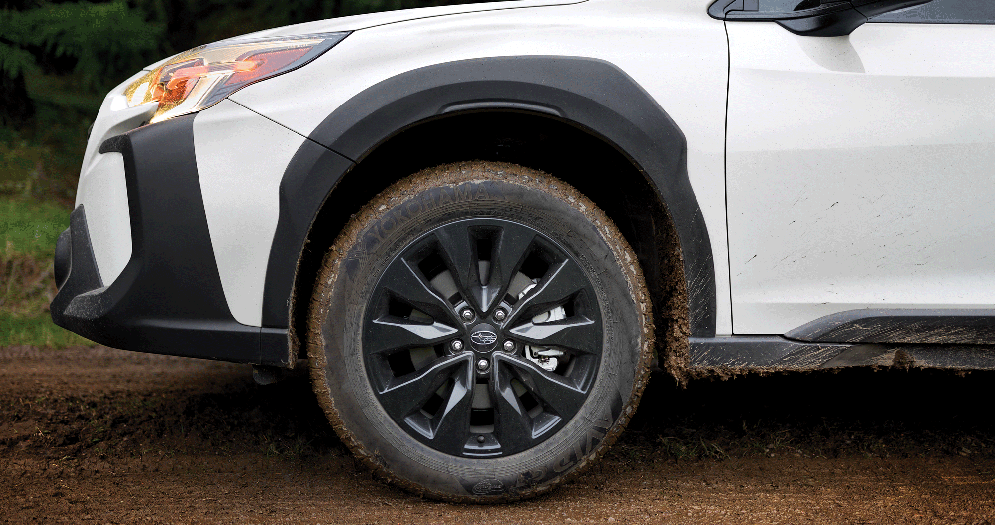  A close-up of the 18-inch alloy wheels of the 2023 Outback Onyx Edition.
