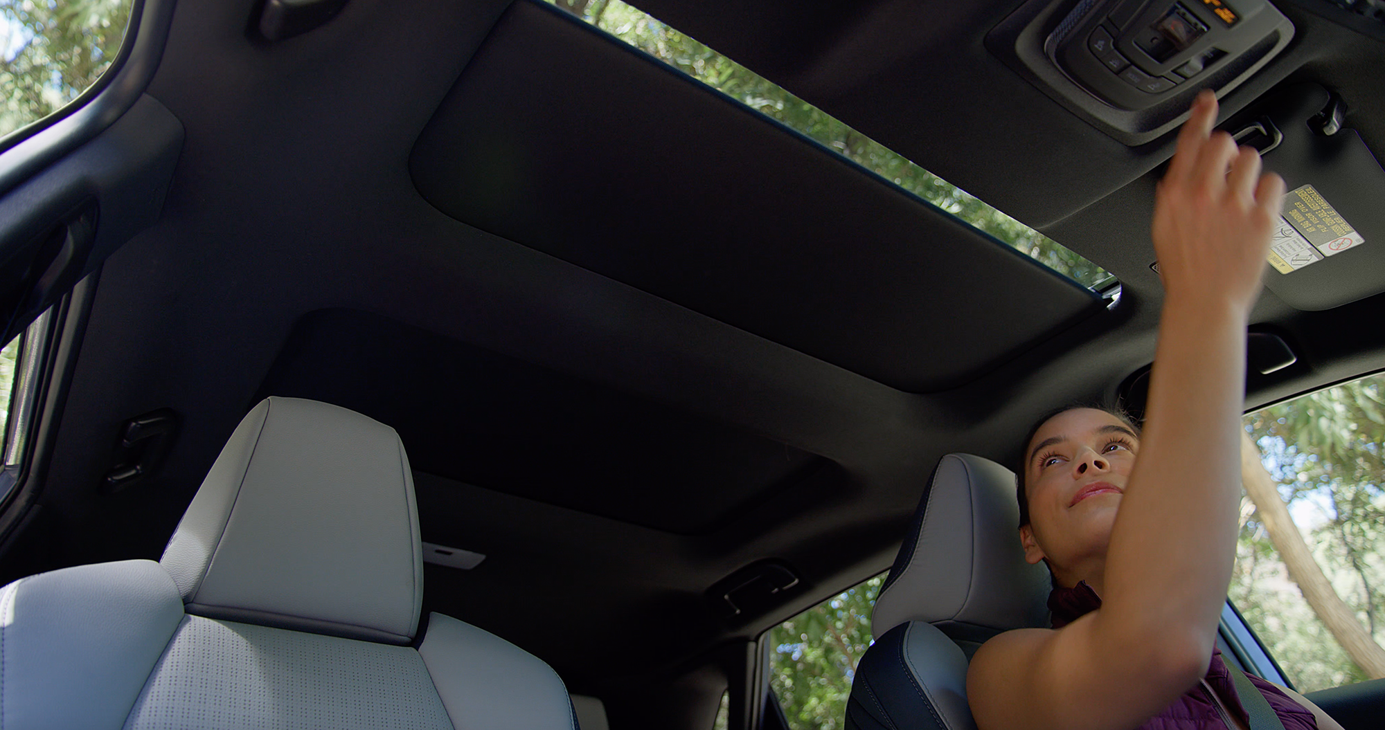 A video showing the panoramic glass roof on the 2023 Solterra Touring.