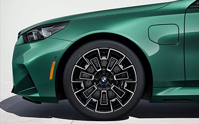 The BMW M5 Touring’s tire wheel.