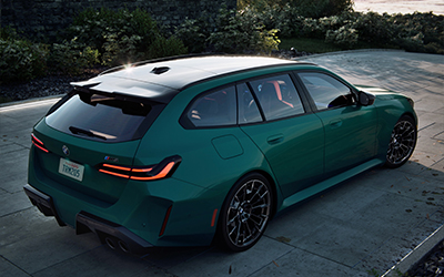 The sky lounge panoramic roof of the M5 Touring.