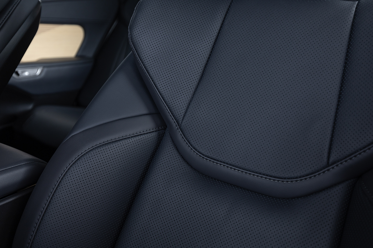 ES 500e shown with Black interior.