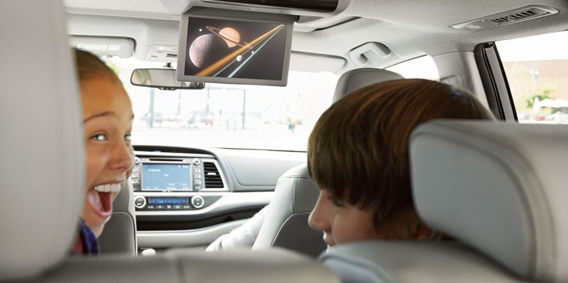 Fun for Everyone in the 2018 Toyota Highlander Interior