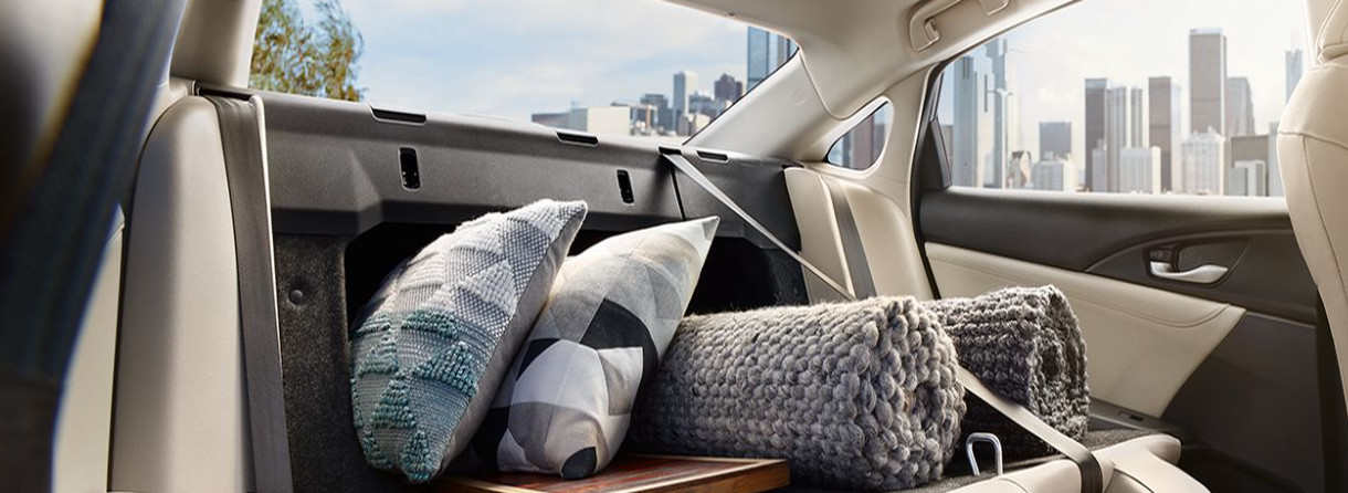 Los asientos traseros se pueden abatir para maximizar el espacio de carga.