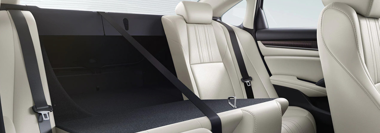 Los asientos traseros son abatibles en partes 60/40 para maximizar las opciones de carga. Los asientos traseros son abatibles en partes 60/40 para maximizar las opciones de carga.