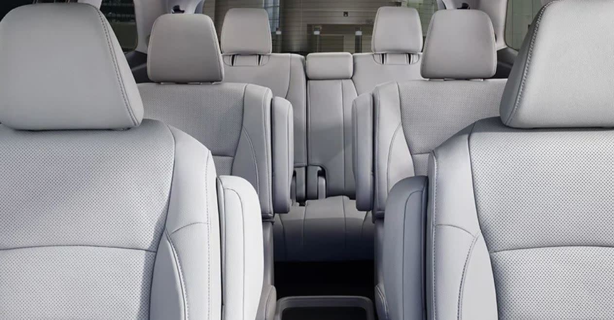 Con tres filas de asientos y mucho confort, el Pilot no tardará en convertirse en el vehículo favorito de la familia. Con tres filas de asientos y mucho confort, el Pilot no tardará en convertirse en el vehículo favorito de la familia.