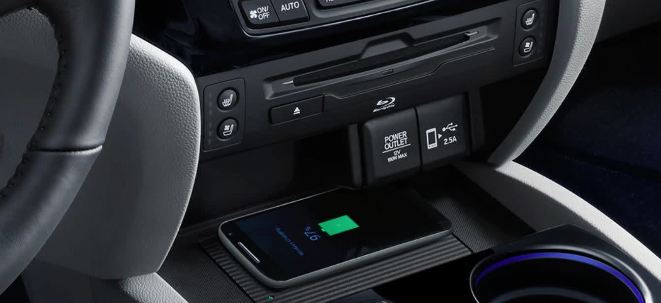 Tener el teléfono sin carga puede generar grandes problemas. Evítalos con el cargador de teléfono inalámbrico del Pilot 2021. Tener el teléfono sin carga puede generar grandes problemas. Evítalos con el cargador de teléfono inalámbrico del Pilot 2021.