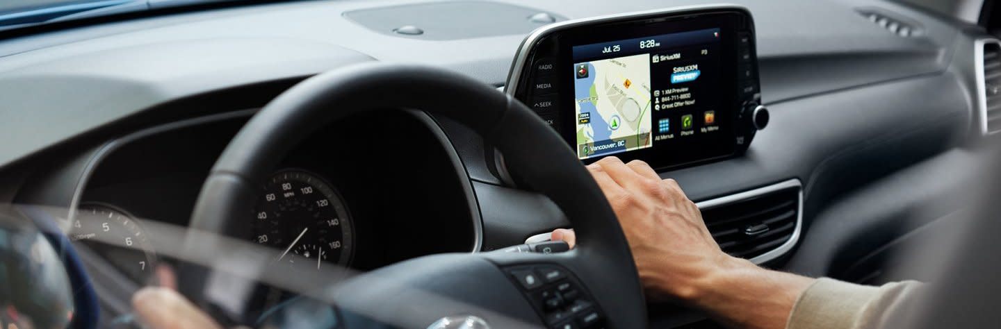 Sigue las indicaciones del sistema de navegación para no perderte. Sigue las indicaciones del sistema de navegación para no perderte.