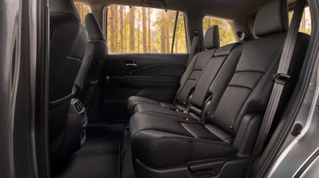 Cómodos y espaciosos asientos de la Honda Passport 2020. Se muestra el modelo Elite en Black Leather.