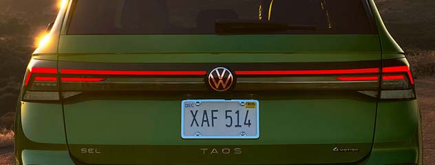 LED taillights with rear light bar and illuminated VW emblem