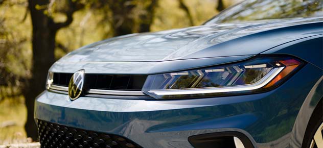 LED headlights with LED Daytime Running Lights (DRLs) and integrated light bar in front grill