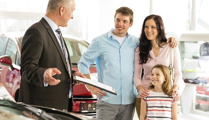 Los amables representantes en Pohanka Hyundai te atienden con mucho gusto