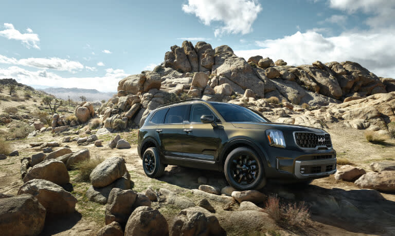 2024 Kia Telluride offraoding over rocks